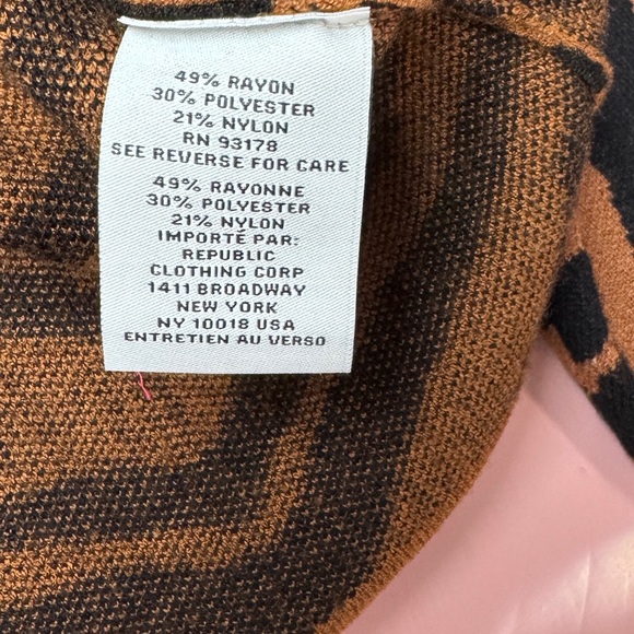 Carmen Marc Valvo mockneck long sleeve cozy tiger print sweater size Medium-NWOT - Picture 7 of 10